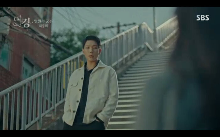 Kang Shin Jae lớn lên và trở thành cảnh sát bén duyên với Luna ở Đế chế Hàn Quốc