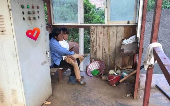 Nữ thợ xây phải mang con nhỏ đến công trình để tiện chăm sóc và hành động đẹp của người giám sát Ảnh 2