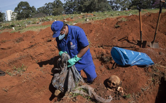 Thành phố lớn nhất Brazil phải bốc mộ thi thể cũ để dọn chỗ cho người chết vì COVID-19 Ảnh 2