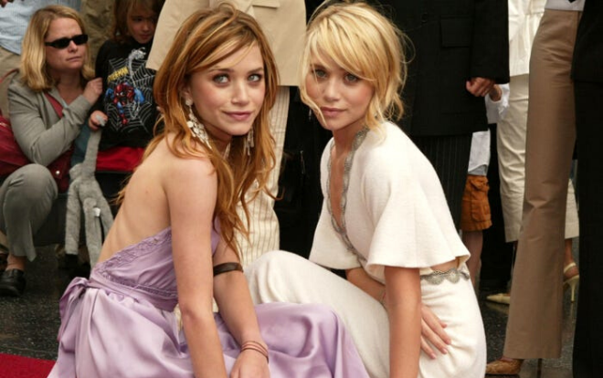 15 khoảnh khắc thời trang mang tính biểu tượng nhất của Mary-Kate và Ashley Olsen Ảnh 2