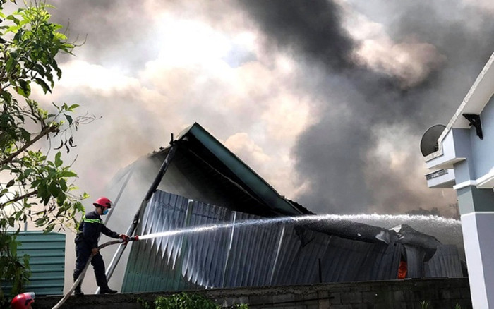 Vựa ve chai rộng 2.000m2 phát nổ, cháy dữ dội giữa khu chung cư ở Bình Dương Ảnh 2