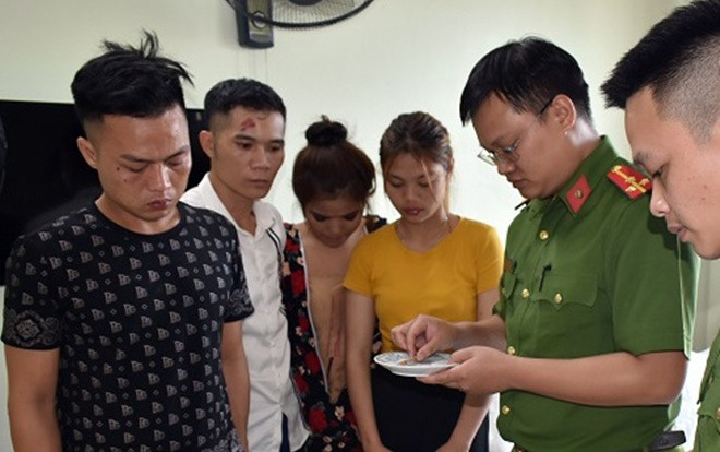 Bắt nhóm 4 nam, nữ thanh niên thuê phòng khách sạn ở Ninh Bình để sử dụng ma túy Ảnh 2