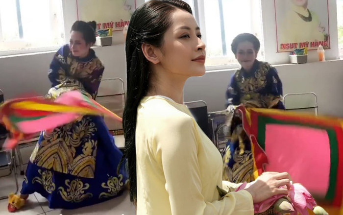 Chi Pu diện đồ hát tuồng nhưng lại đi dép gấu, khiến fan 'quỳ' với màn múa cờ như… 'quay bông vụ' Ảnh 2