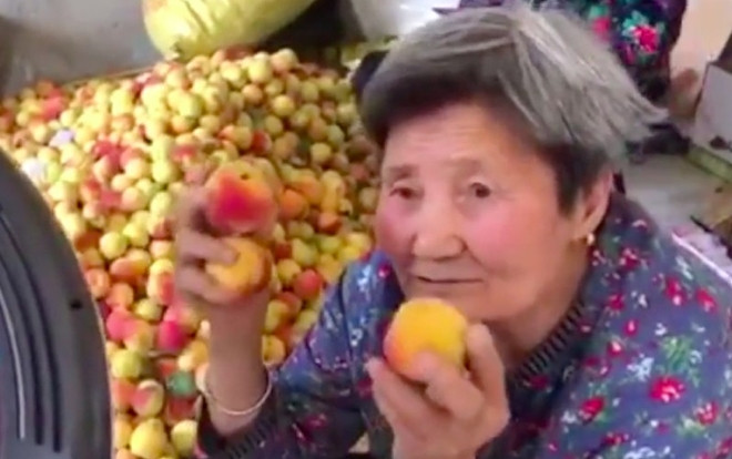 Cụ bà 80 tuổi nổi tiếng sau khi livestream bán hàng trên mạng xã hội Ảnh 2