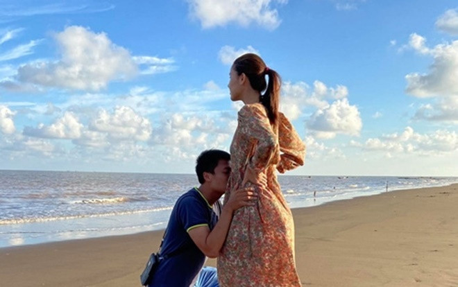 Mạc Hồng Quân kỉ niệm 4 năm ngày cưới, khoe có con thứ hai Ảnh 2