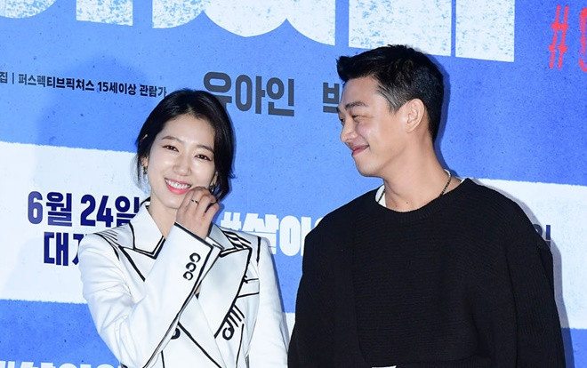 Họp báo '#ALIVE': Park Shin Hye bỗng đứng tuổi, nắm chặt tay Yoo Ah In như 'mẹ và con trai' Ảnh 2