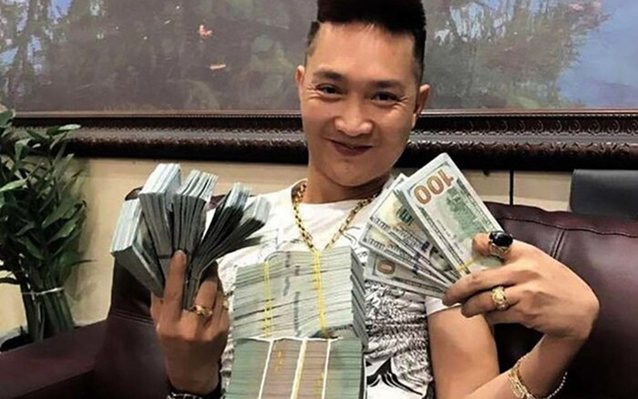 Công an TP.HCM phát lệnh truy tìm Huấn 'hoa hồng' Ảnh 2