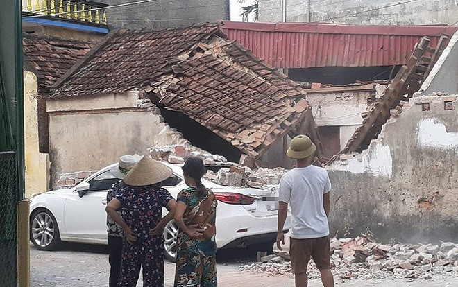 Đậu xe sát bờ tường một ngôi nhà, tài xế ô tô chẳng thể ngờ tai nạn hy hữu ập đến Ảnh 2