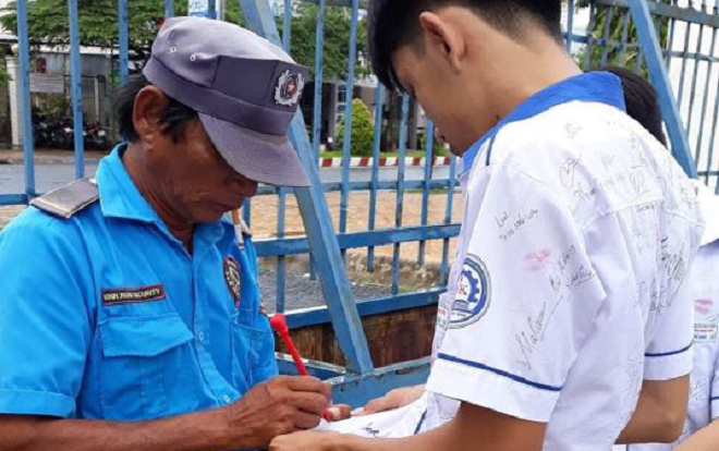 Hình ảnh bác bảo vệ ngậm ngùi ký lên áo của cậu học trò cuối cấp khiến bao người cảm động Ảnh 2