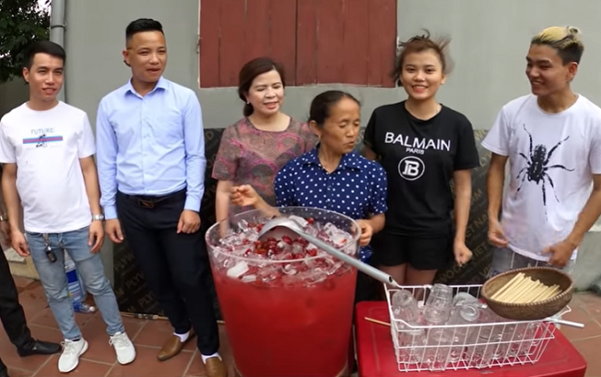 Vừa ra vlog mới, bà Tân đã khiến người xem nhức mắt bởi 2 'vị khách' không mời mà tới Ảnh 2