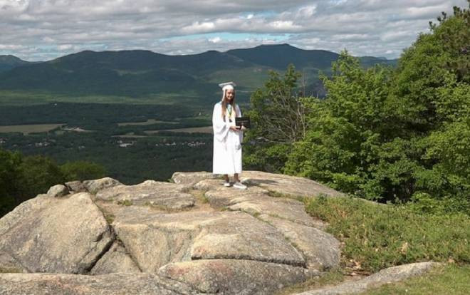 Tránh lây lan COVID -19, học sinh Mỹ ngồi cáp treo lên đỉnh núi nhận bằng tốt nghiệp Ảnh 2