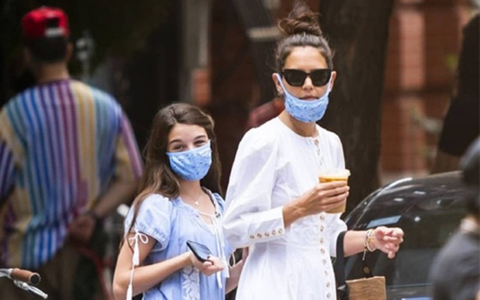 Con gái Tom Cruise gây chú ý với diện mạo nổi bật khi cùng mẹ dạo phố Ảnh 2