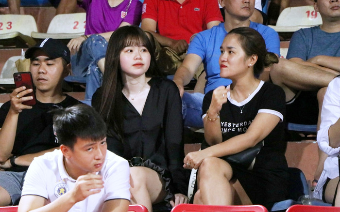 Huỳnh Anh cổ vũ Quang Hải đấu đội bóng của Phan Văn Đức Ảnh 2