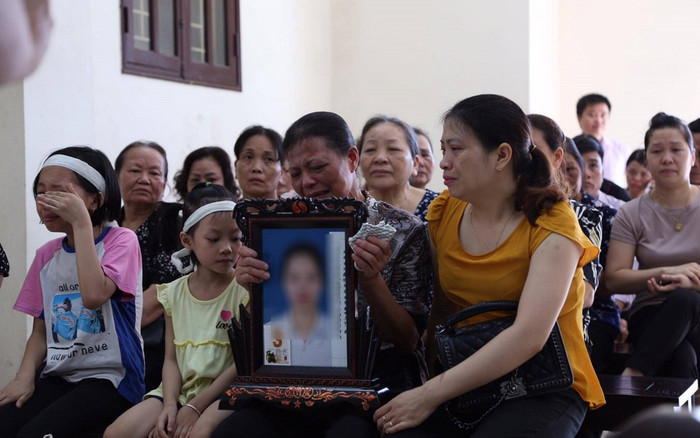 Xét xử cô gái đầu độc chị họ bằng trà sữa vì yêu anh rể ở Thái Bình: Gia đình ôm di ảnh nạn nhân đến toà gào khóc Ảnh 2