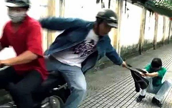 Người đàn ông trình báo bị giật ví cầm tay chứa khoảng 1,4 tỷ đồng khi đang đứng trước cửa khách sạn Ảnh 2