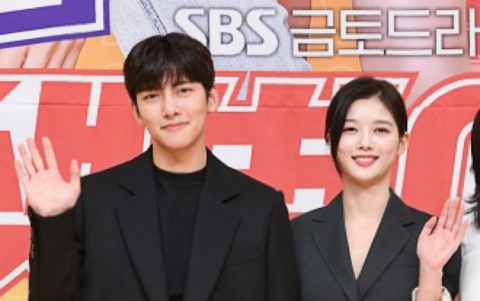 Họp báo 'Backstreet Rookie': Ji Chang Wook mỉm cười hạnh phúc bên Kim Yoo Jung Ảnh 2