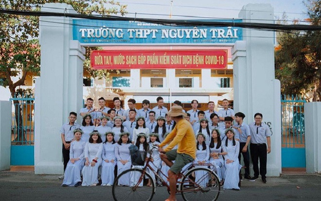 Những bức ảnh kỷ yếu bất ngờ trở nên đặc biệt bởi những nhân vật 'không mời mà đến' Ảnh 2