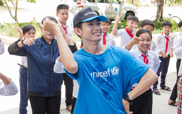 Quang Đăng cùng UNICEF trao quà tại Bến Tre, hào hứng dạy các học sinh 'Vũ điệu rửa tay' Ảnh 2