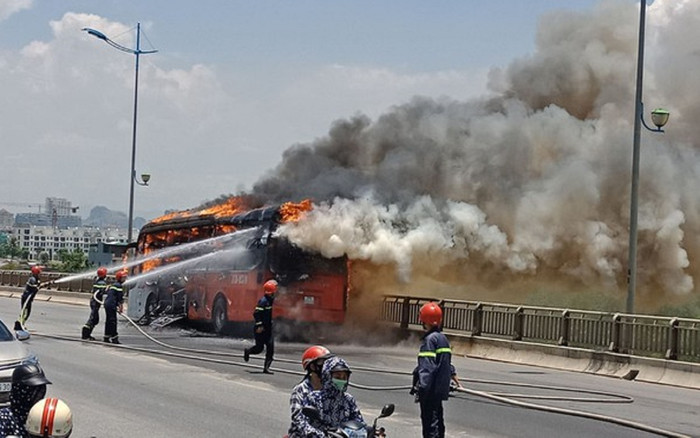 Xe khách giường nằm cháy ngùn ngụt giữa trưa, hành khách hoảng loạn tháo chạy Ảnh 2