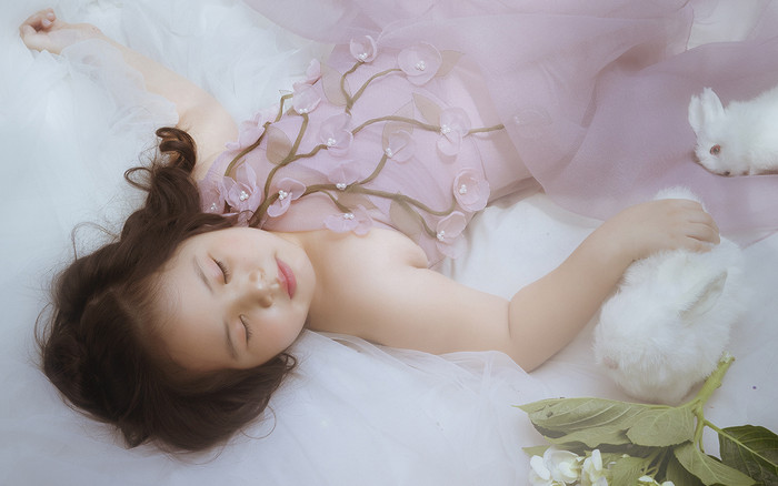 Mẫu nhí 6 tuổi hóa thiên thần hoa mũm mĩm đáng yêu Ảnh 2