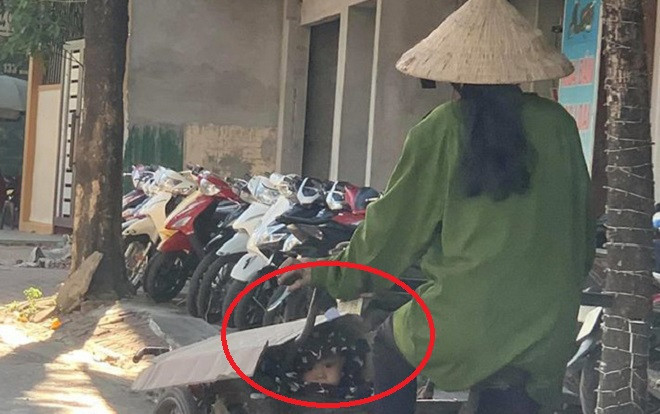 Hình ảnh em bé lấp ló trong chiếc xe hàng cũ kỹ của mẹ giữa tiết trời nóng nực khiến nhiều người thương cảm Ảnh 2