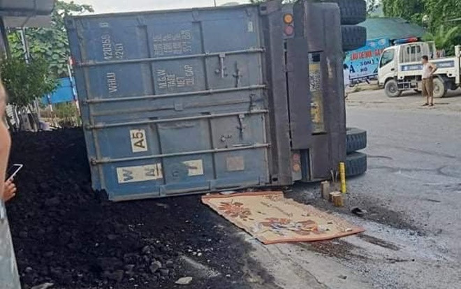 Lật xe tải chở than ở Yên Bái, hai mẹ con đi xe máy bị đè tử vong Ảnh 2