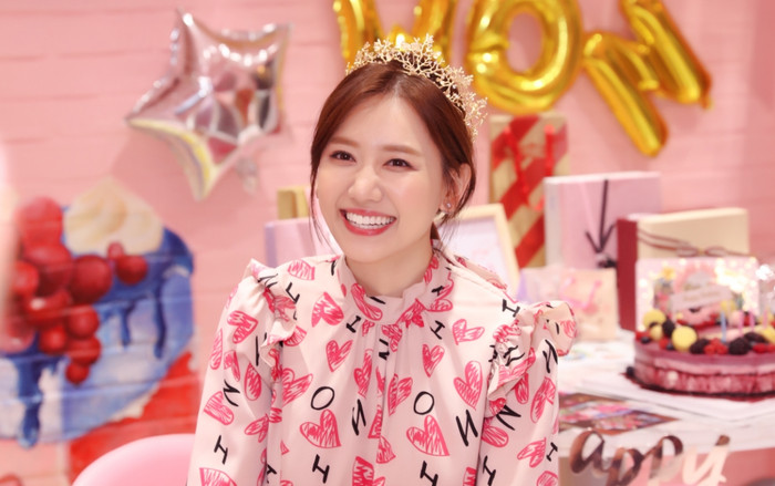 Hari Won xúc động nghẹn ngào khi được fan tổ chức sinh nhật hoành tráng trước thềm tuổi mới Ảnh 2