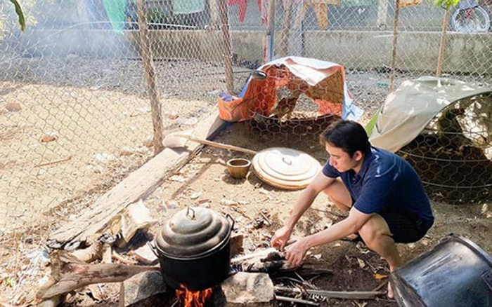 Đảm đang như Phan Mạnh Quỳnh: Về quê bạn gái vào bếp đun nước, làm gà khiến dân tình ngưỡng mộ Ảnh 2