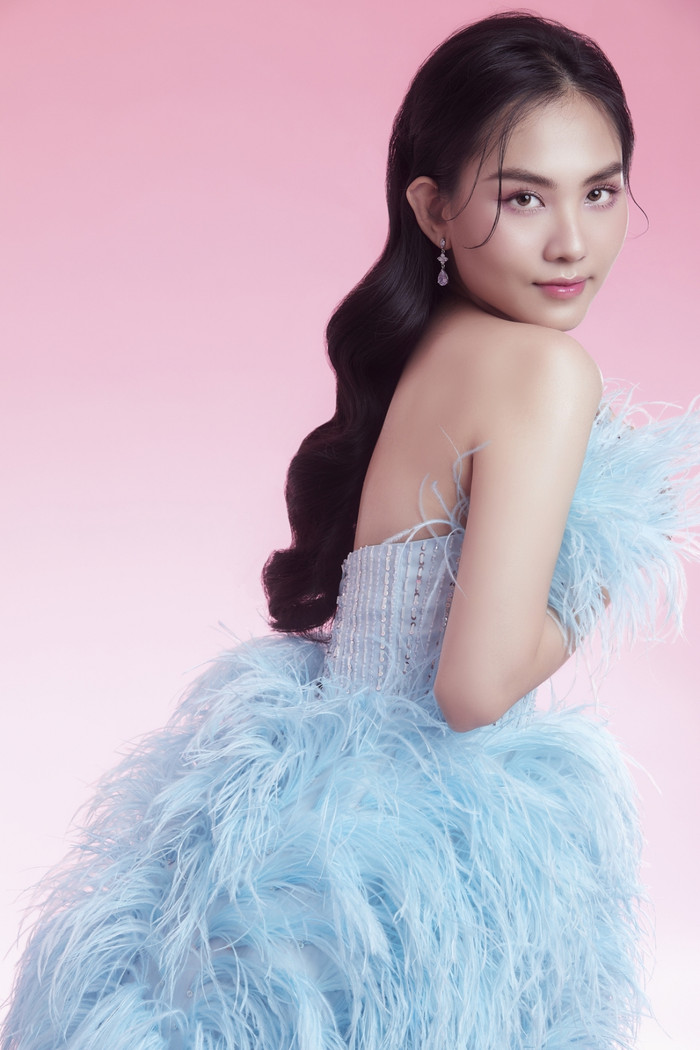 Người đẹp sở hữu nền tảng học vấn khủng, khả năng giao tiếp tiếng Anh trôi chảy. (Ảnh tổng hợp)