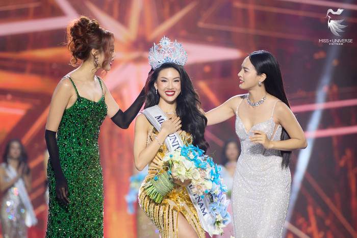 Màn đăng quang của Bùi Quỳnh Hoa khiến đơn vị nắm giữ bản quyền cuộc thi cũng chịu 'làn sóng' chỉ trích đến từ netizen. (Ảnh tổng hợp)