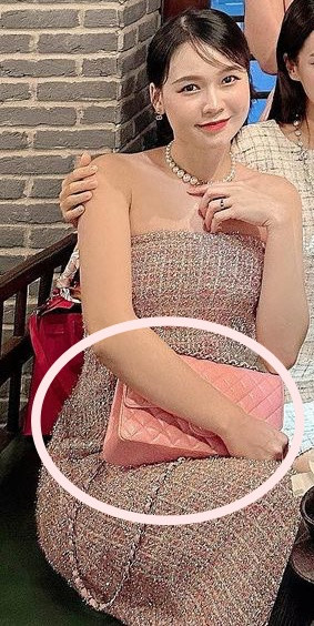 Nữ diễn viên Vbiz dùng túi xách để che chắn vòng 2. Tuy nhiên, nhiều netizen vẫn nhận ra vòng bụng lùm lùm thấy rõ. 
