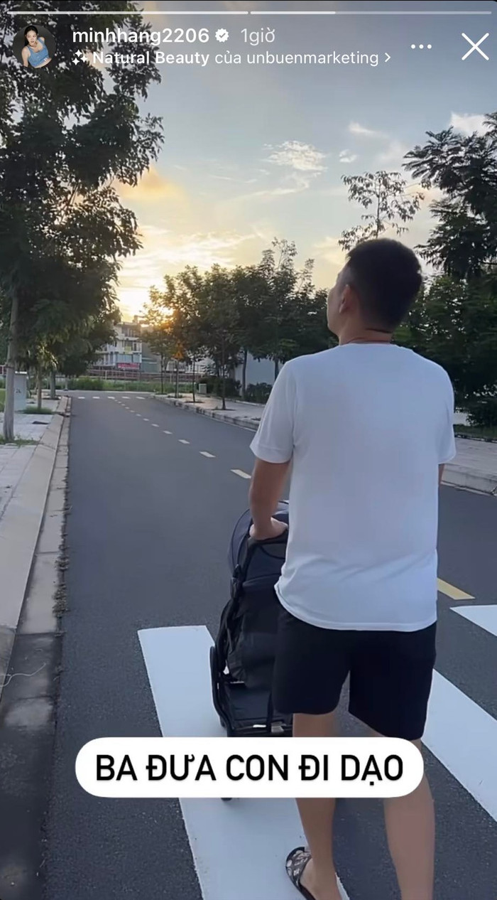 Khoảnh khắc chồng đại gia đưa quý tử đầu lòng đi dạo được Minh Hằng chia sẻ. 
