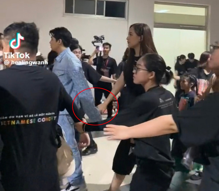 Cả hai không ngần ngại có hành động thân mật giữa đám đông.