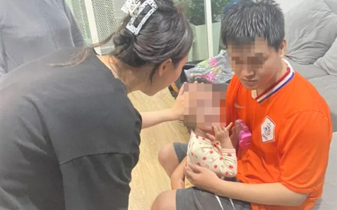 Cảnh sát đu dây cứu cháu bé 2 tuổi mắc kẹt trong căn hộ ở tầng 16 chung cư Ảnh 2