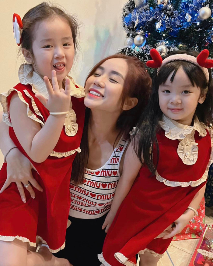 Từ ngày chào đón 2 thiên thần đáng yêu, dân tình dường như dành sự quan tâm hơn cho mẹ con Cindy Lư nhiều hơn.