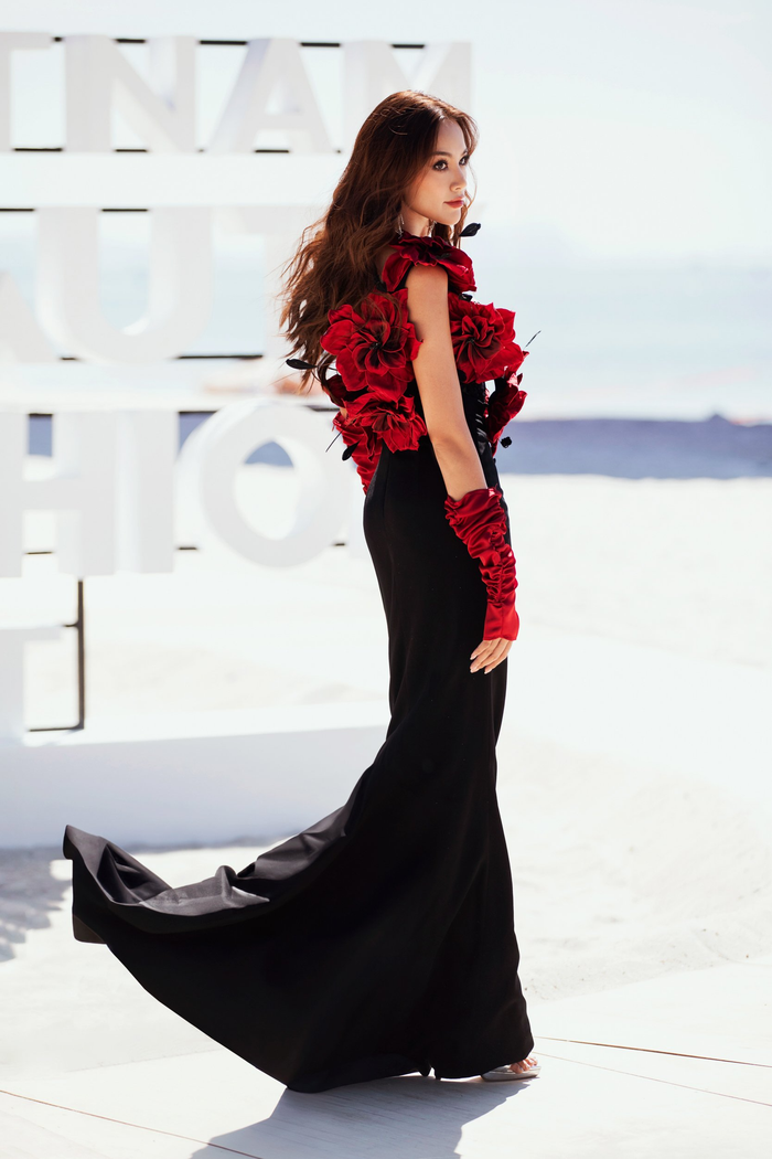 Màn 'đá váy' ấn tượng của Lê Hoàng Phương trở thành chủ đề nóng khắp các diễn đàn. (Ảnh tổng hợp)