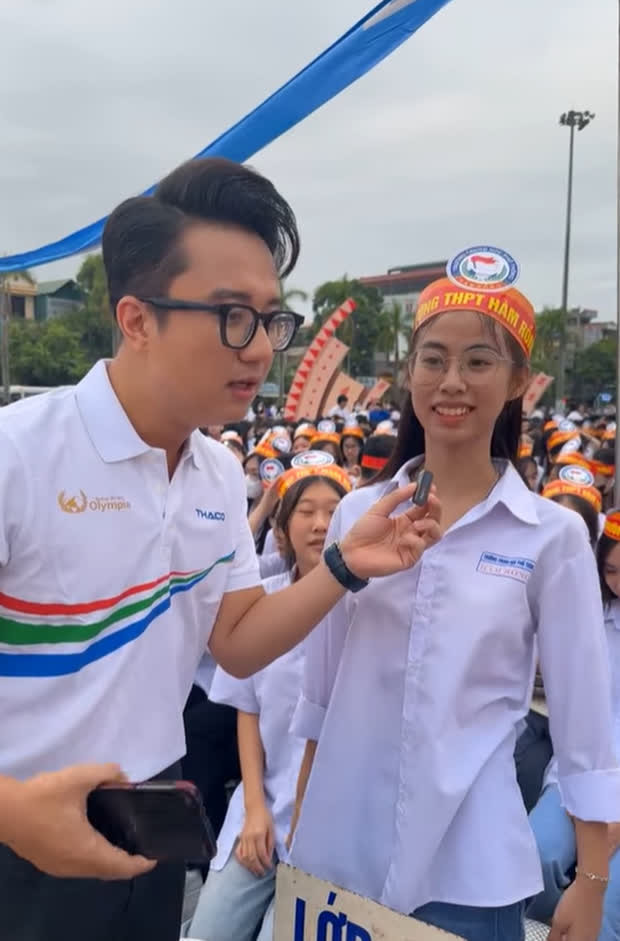 Ngọc Mai - cô bạn thân đặc biệt của Xuân Mạnh có mặt tại điểm cầu Thanh Hóa để cổ vũ cho nam sinh