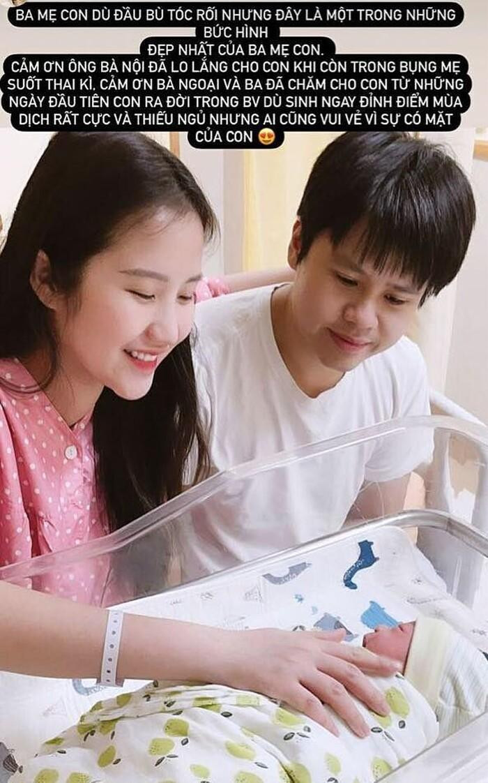 Cả hai chào đón sự xuất hiện của nhóc tỳ đầu lòng.