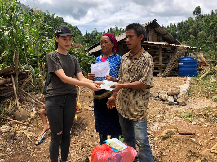 Thần sắc nàng hậu được nhận xét vẫn rạng rỡ, tươi tắn sau khi vướng lùm xùm.