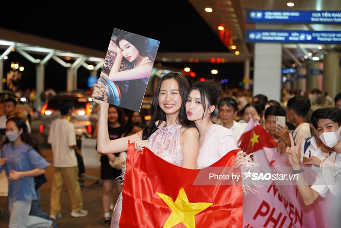 Á hậu Bảo Ngọc diện váy đơn giản, ít son phấn đến sân bay cùng người chị em thân thiết