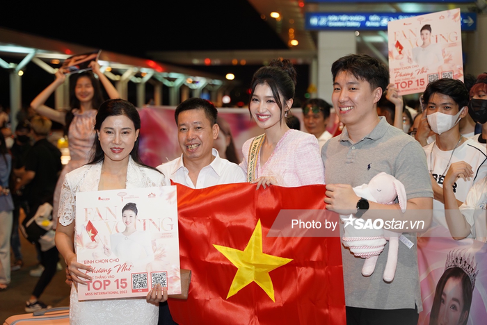 Ba mẹ và anh trai Phương Nhi cũng có mặt để ủng hộ tinh thần cho người đẹp. 