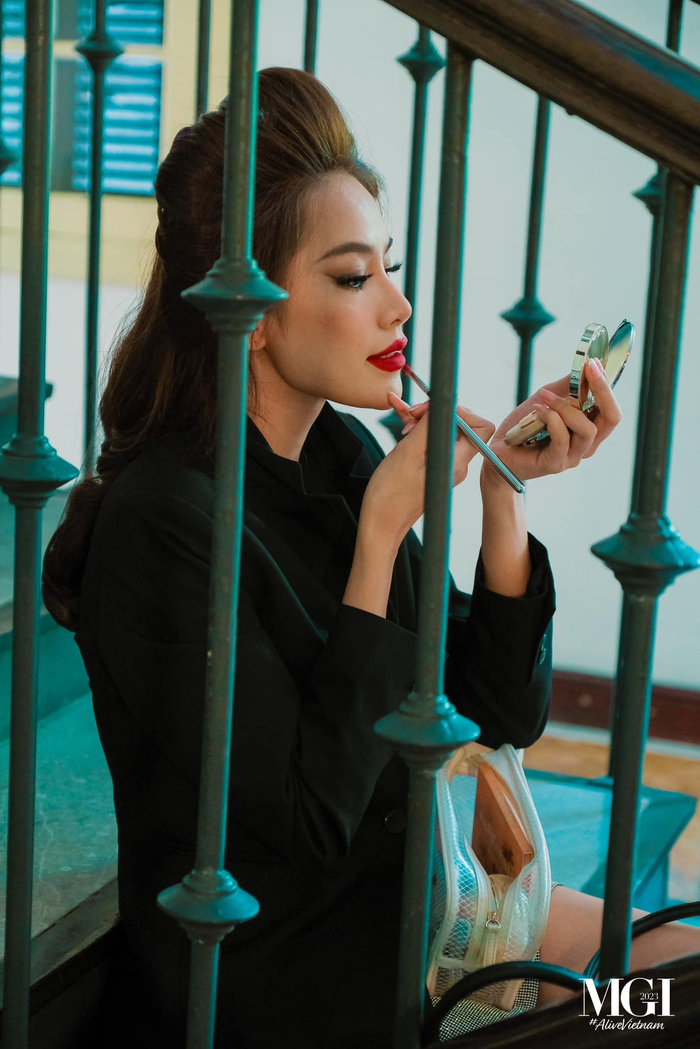 Dù ê-kíp Việt Nam ở gần Hoàng Phương nhưng cô tự chuẩn bị mọi thứ khi tham gia Miss Grand International để đảm bảo tính công bằng đối với các thí sinh khác. 