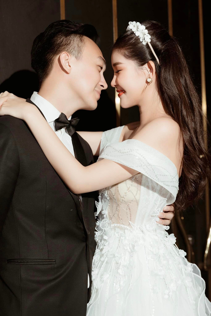 Lê Âu Ngân Anh được chồng 'cưng như trứng mỏng'.