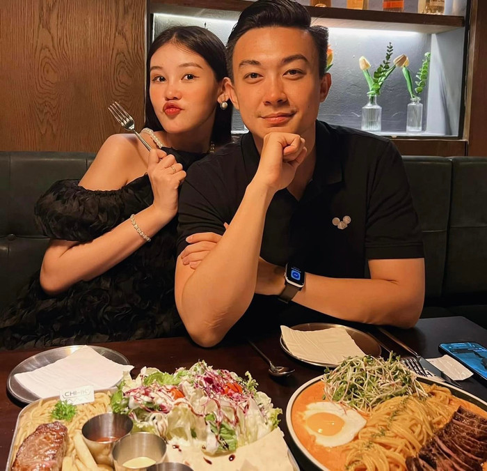 Ông xã Lê Âu Ngân Anh đăng tải bức hình vợ chồng đi ăn tại một nhà hàng sang trọng. 