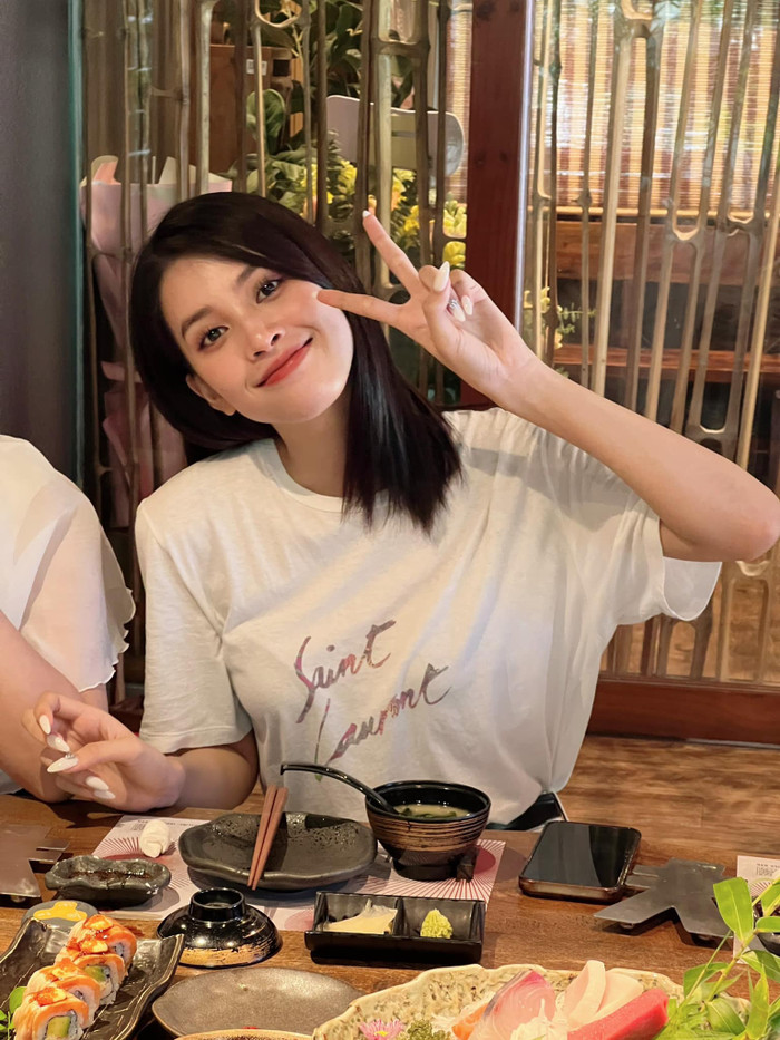 Đời thường người đẹp rất thân thiện, gần gũi.