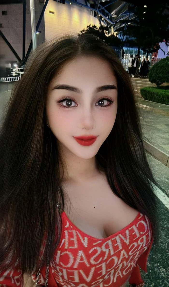 Khi 'đáp trả' với anti-fan, Lâm Khánh Chi khẳng định bản thân không hề ăn ảnh và ở ngoài vẫn vô cùng xinh đẹp