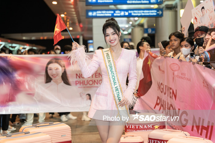 Phương Nhi diện mẫu đồng kín đáo bằng vải tweed đính lông vũ ở tay cực kỳ ngọt ngào cho ngày nhập cuộc Miss International. 