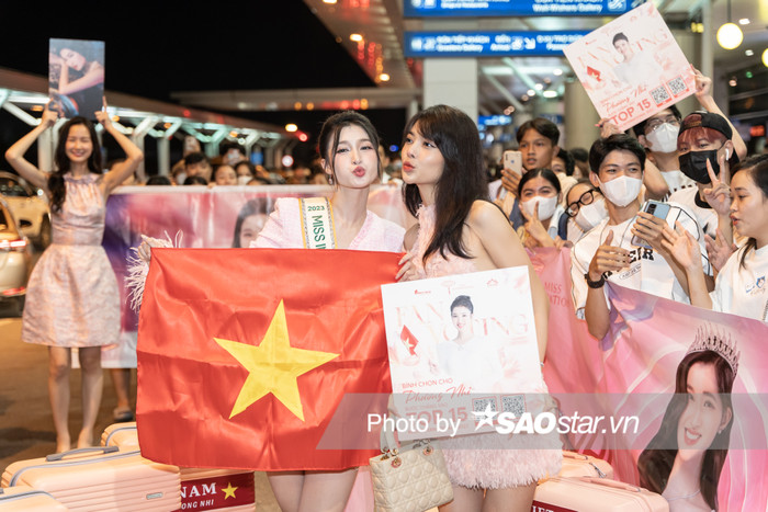 Á hậu Kiều Loan cũng không phải nhân vật ngoại lệ. Trái với diện mạo nóng bỏng thường ngày, mỹ nhân quê Quảng Nam cũng tuân theo dresscode dịu dàng của ê-kíp để tiễn Phương Nhi đến Nhật. 