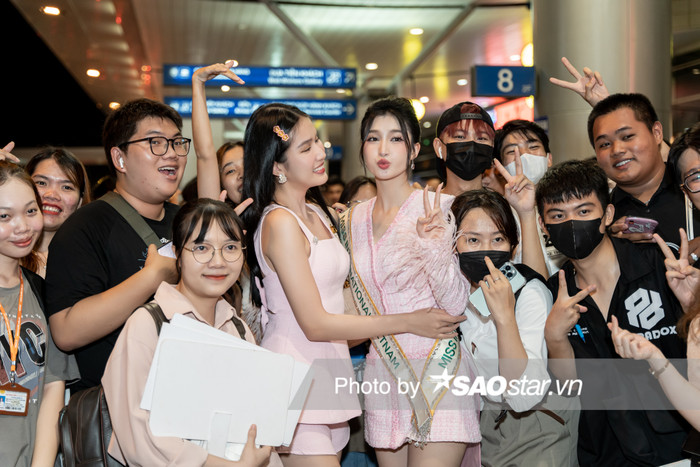 Không chỉ có các hoa - á hậu cùng công ty, fan của Phương Nhi phủ kín sân bay từ sớm để tặng hoa và quà cho người đẹp. 