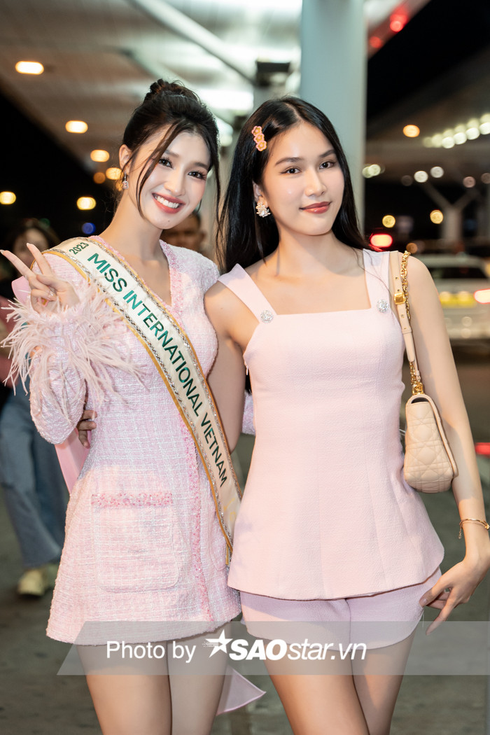 Á hậu Phương Anh xuất hiện với chiếc kẹp màu hồng cam cùng với bộ cánh 'ton-sur-ton' với Phương Nhi. 